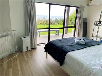Whale Cove - clifftop holiday home - Whangaparaoa