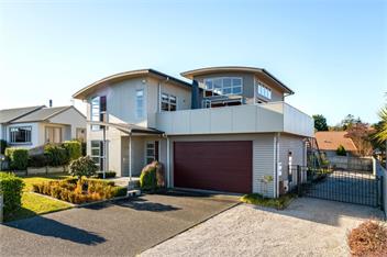 View From the Top - Spa Pool, Close to Town, Lake and Mountain Views! - Taupo