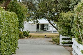 Loburn Bach Accommodation - 2 Individual Bach's - Featherston