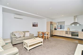 City Townhouse - 2BR Comfort, Private & Parking - Christchurch