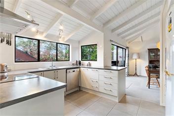 Waiake Family Retreat (Bachcare) - Auckland