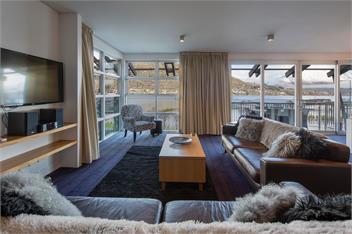 Queenstown Lakefront – 3BR Apt, Balcony & Parking - Queenstown