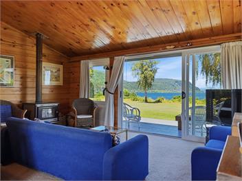 Lakefront , mountain views Holiday Bach - Taupo