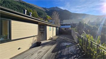 Sunshine Bay Stay | Lake Views & Cosy Fireplace - 