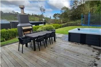 Riverside Retreat - spa pool, table tennis, riverside! - 
