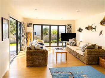 Sunny Matarangi Beach House -