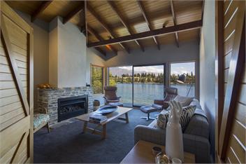 The Bay House - waterfront accommodation with hot tub - Queenstown