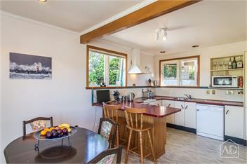 3 Bedroom house with lovely view and FREE unlimited internet - Wellington