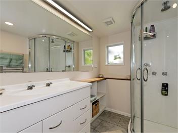 Surfer's Sunshine Cottage (Bachcare) - Piha