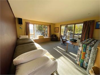 Retro Ski Lodge (Bachcare) - Wanaka