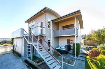 View From the Top - Spa Pool, Close to Town, Lake and Mountain Views! - Taupo
