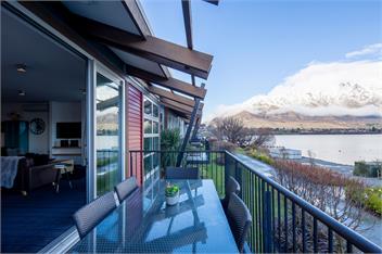 Queenstown Lakefront – 3BR Apt, Balcony & Parking - Queenstown