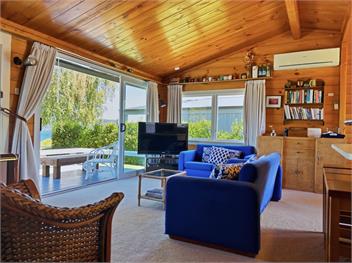 Lakefront , mountain views Holiday Bach - Taupo