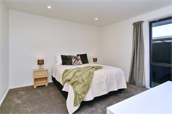 Russley home near the airport, single level with parking - 