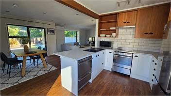 Sunshine Bay Stay | Lake Views & Cosy Fireplace - 