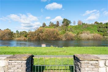 Riverside Retreat - spa pool, table tennis, riverside! - 