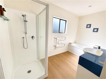 Sunny Matarangi Beach House -