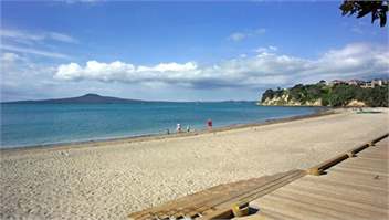 Entertainers delight close to beach - Auckland