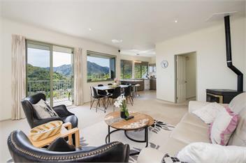 Hilltop Getaway - Views and Spa Pool - Nelson