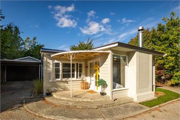 Hop, Skip and Jump to the Lake (Bachcare) - Te Anau