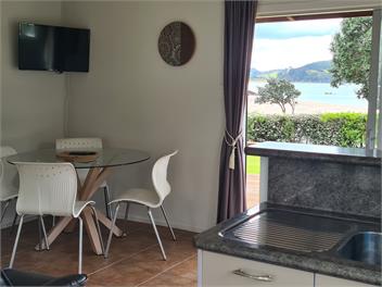 HOT WATER BEACH COTTAGE - Beach Front - Hot Water Beach