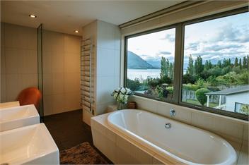 Lakeside Road | Sleeps 10 | Lake Views | Walk to Town - Wanaka