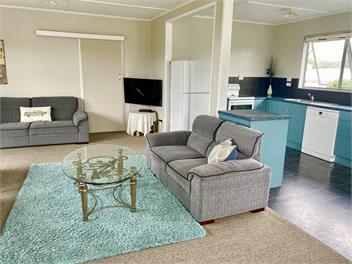 LARGE BACH 500 METRES FROM BEACH - Whangamata