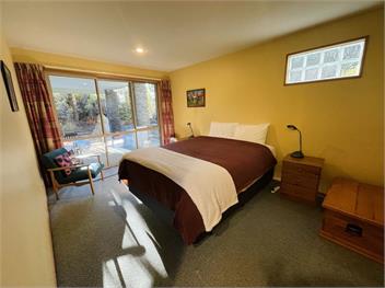Retro Ski Lodge (Bachcare) - Wanaka