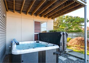 View From the Top - Spa Pool, Close to Town, Lake and Mountain Views! - Taupo