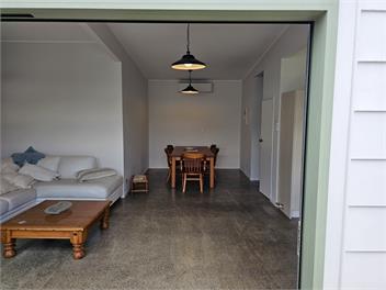 Experience a Kiwi beach holiday here, a couple of minutes walk to the sand - Whangaparaoa
