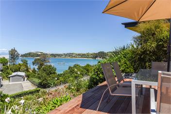 Kaiteriteri Beach House - Renovated & Steps from the Beach - Tasman