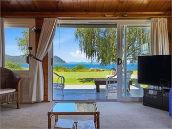 Lakefront , mountain views Holiday Bach - Taupo