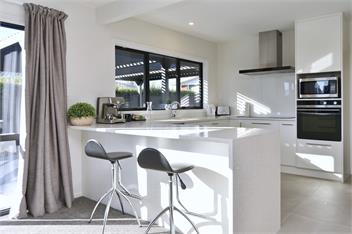 Russley home near the airport, single level with parking - 