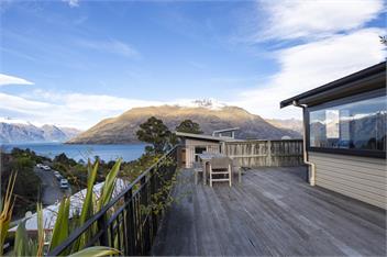 Sunshine Bay Stay | Lake Views & Cosy Fireplace - 