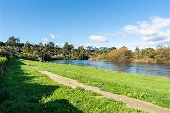 Riverside Retreat - spa pool, table tennis, riverside! - 