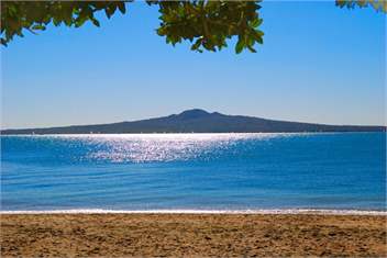 Entertainers delight close to beach - Auckland