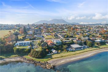 Linger Lakeside - Luxury Home above the Lake - Taupo