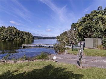 Lake House and Studio (Bachcare) - Lake Rotoiti