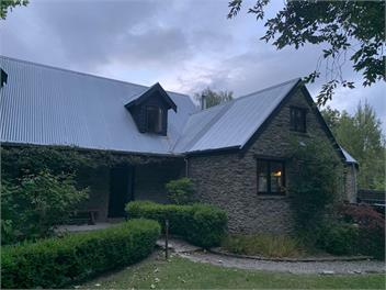 Matukituki House Lake Wanaka 5 bedroom luxury stone cottage holiday home - Wanaka