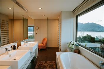 Lakeside Road | Sleeps 10 | Lake Views | Walk to Town - Wanaka