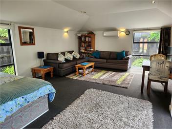 Pumphouse Apartment-AIRPORT, spacious, warm, secure, family - Christchurch
