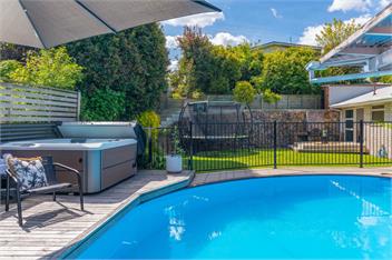 Tuis and Pools (Bachcare) - Taupo