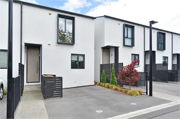 City Townhouse - 2BR Comfort, Private & Parking - Christchurch