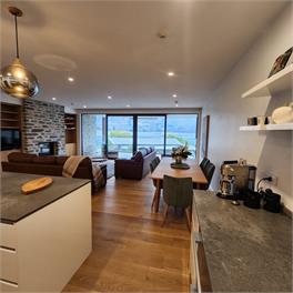 Central Wanaka Lakeview Luxury Apartment - Wanaka