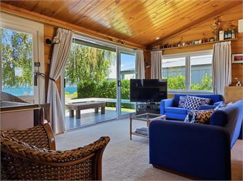 Lakefront , mountain views Holiday Bach - Taupo