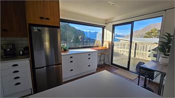 Sunshine Bay Stay | Lake Views & Cosy Fireplace - 