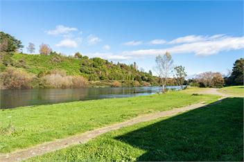 Riverside Retreat - spa pool, table tennis, riverside! - 