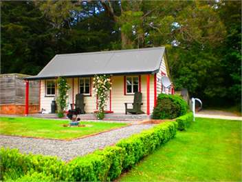 Ica Station Whare (at Whareama) - Masterton