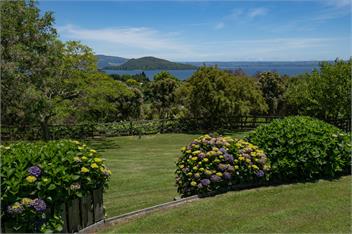 Luxury Lake Retreat - Rotorua