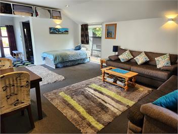 Pumphouse Apartment-AIRPORT, spacious, warm, secure, family - Christchurch